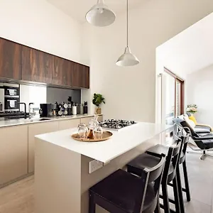 Modern 3 Bedroom Townhouse By Wild Roses London