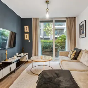 Chelsea Chic: An Upscale And Modern Flat Apartment *