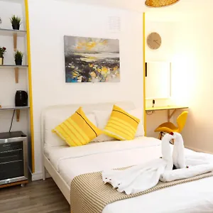 Stylish 1-minute Walk To Camden Town Metro, Shops, Cafes, Bars & Restaurants With Shared Bathrooms * London