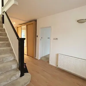 Modern Spacious 4-bed House *