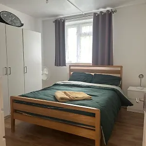 2 Bed In Barking With Free Parking And Wifi Apartment