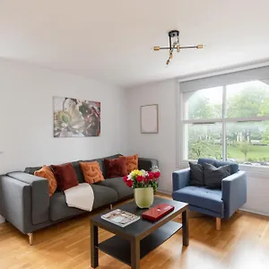 Stunning Flat 5 Min From Station * London