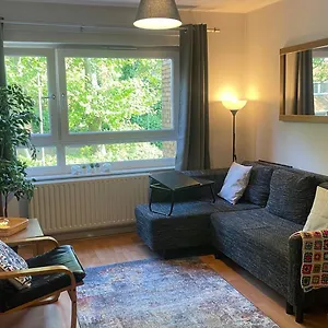 Apartment Cosy Flat For 4, Family Friendly, Private Parking, Close To *