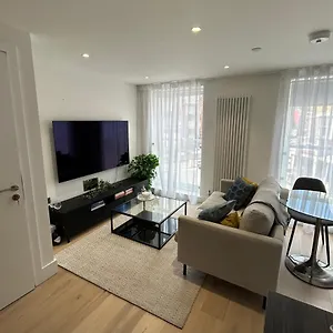 Modern Flat In Battersea London