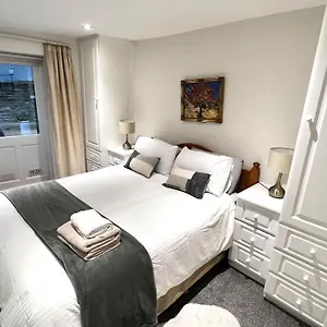 Cozy 3 Bed Flat Near To Station London