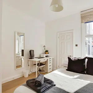 Lovely 2 Bedroom Ground Floor Flat With Garden. Apartment