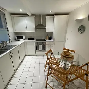 2 Bed Apt- Sleeps 4 & Pet Friendly