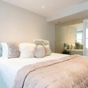 Apartment Soho Harmony Haven: Chic 2-bed, 2-bath Urban Retreat London