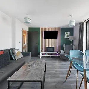 Penthouse W/ Hot Tub Near Stratford, Westfield Apartment