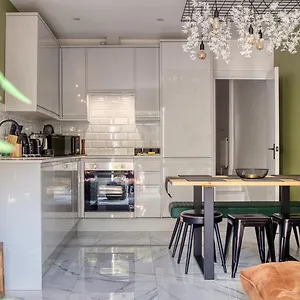 Hammersmith - Hot Tub, Cinema & Gaming Apartment London