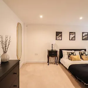 Spacious 2 Bed Flat With Parking -10mins From Apartment London