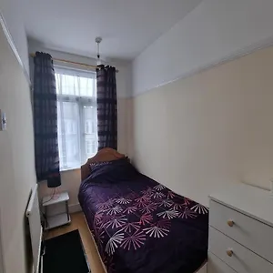 Single Near London Train Station Guest house