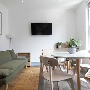 Urban Chic: Stylish 1-bed In The Heart Of The City Apartment London