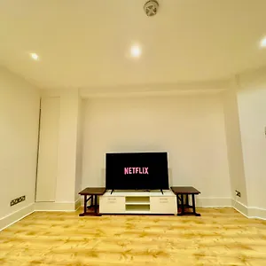 Luxxe Apartments, Kensington & Chelsea, Prime Location, With Many Stations, Westfield Shopping Centre Mins Away Walk Apartment *