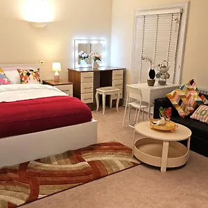 Heathrow Mansion Shuttles Apartment *
