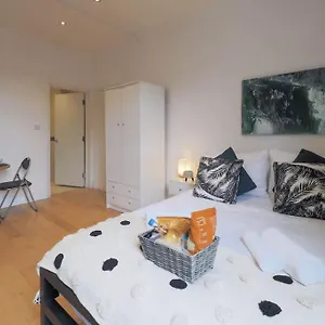 S2 Full With Own Kitchen In Centre Of Kilburn *