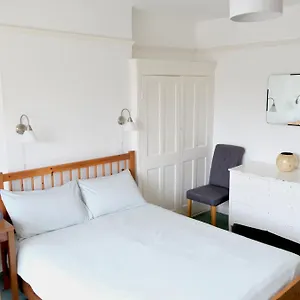 Lynton Road Apartment