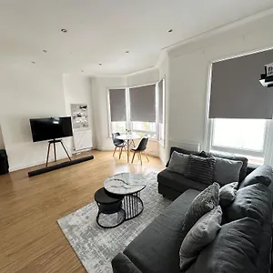 Spacious 2 Bed Flat In Apartment London
