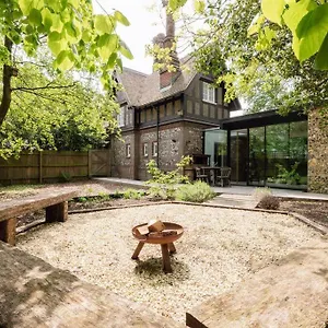 Parea Living - Spacious North House With Big Garden London