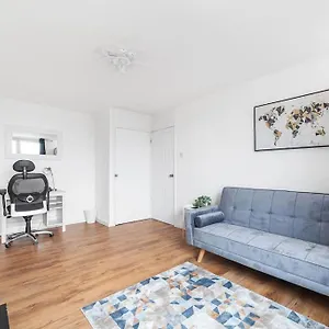 Modern Living In Stylish 3-bed Flat *