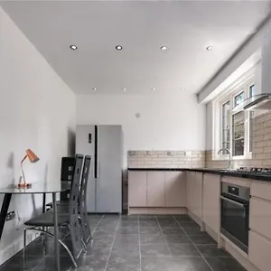 Limehouse Townhomes Modern 4-bedroom, 3-bathroom Townhome With A Private Garden Holiday home London