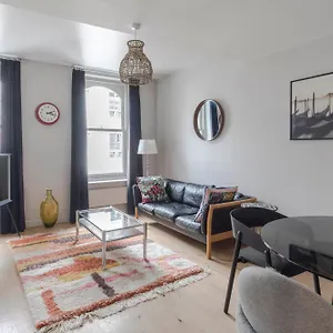 Immaculate 2-bed In Prime * London