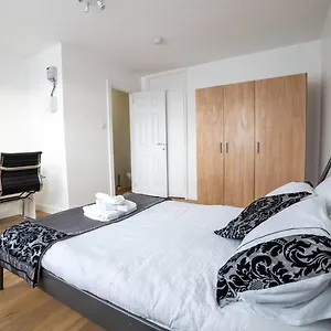 Homestay Docklands Near Excel And Airport 2 Double Ensuites For Up To 4 People
