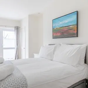 Beautifully Presented 2bd Flat Wpatio- Kensington Apartment London