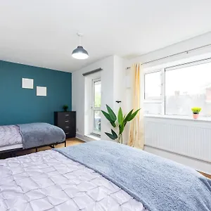 Excel O2 Stunning Large 3 Bedroom With Balcony London