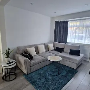 15 Minutes Away From Famous Wimbledon, An Inviting Family Apartment