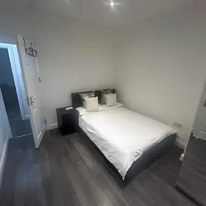 Cozy And Convienient Apartment London