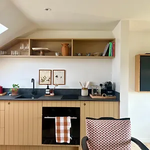 Homestay Entire Spacious Loft Studio-own Bathroom & Kitchen Within Victorian Terraced *