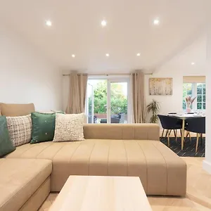 Pass The Keys Gorgeous 4 Bedroom House Near Station Mins To London Holiday home *