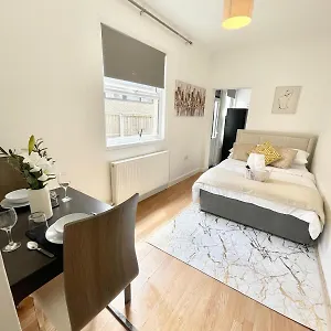 Flat With Private Patio In Stratford