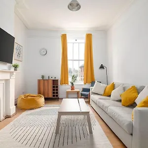 Modern 3-bedroom Haven In Vibrant Brixton Apartment *