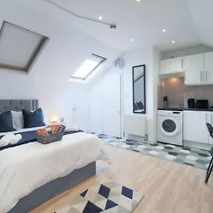 S6 Cozy In Kilburn With Kitchen Zone 2 London