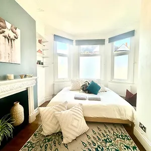 Lovely 2-3 Bedroom Flat In Apartment