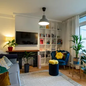 Cosy Family Retreat With Garden & Workspace Apartment