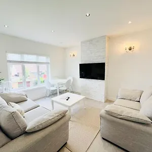 Apartment Bright & Airy - 2 Bed - 1 Minute To Lock Station! Enfield