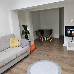 Apartment Beautiful Garden Flat Near