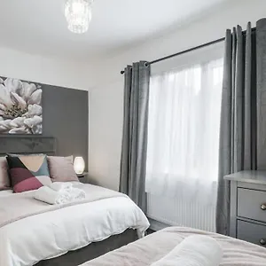 Apartment 4 Bed Flat Sleeps Up To 9 Close To Brixton London