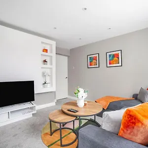 Elegant Retreat 1-bed Near London