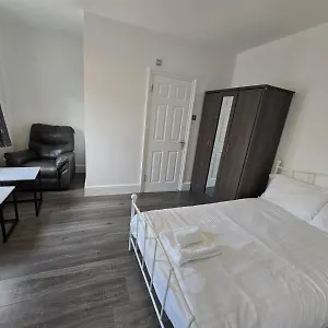 Guest house In Guest - Limehouse Townhomes Modern Spacious Serviced En-suite With A Garden View London