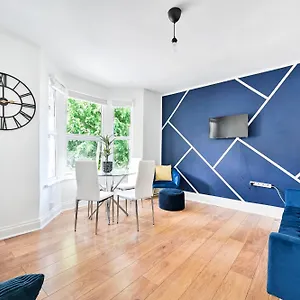 Apartment 2-bed, Sleeps 8 In Leyton E10, Near Stratford London