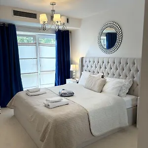 Captivating 2-bed In * London