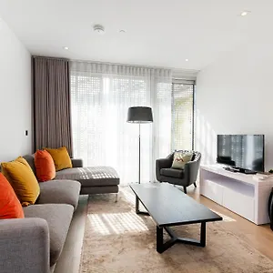 Modern 2 Bed Battersea Power Station Apartment London