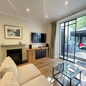 Gorgeous 2bd Flat With Patio - South Kensington! London