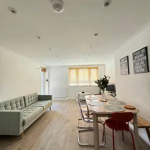 Spacious 3bd Flat Close To Tube - Fulham! *