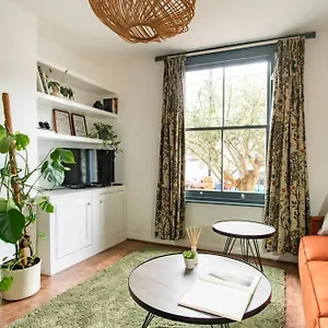Poet's Corner - Charming Victorian Apartment