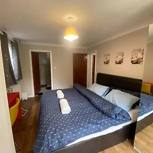 Apartment Stunning 2 Bedroom With Garden Sleep 6 *